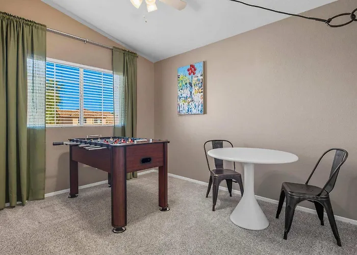 Holiday home Heated Pool, Hot Tub, Games & More! *