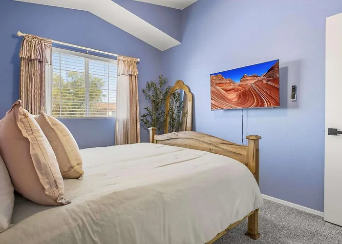 Holiday home Heated Pool, Hot Tub, Games & More! *