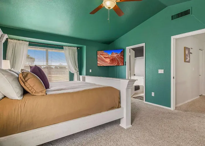 Holiday home Heated Pool, Hot Tub, Games & More!