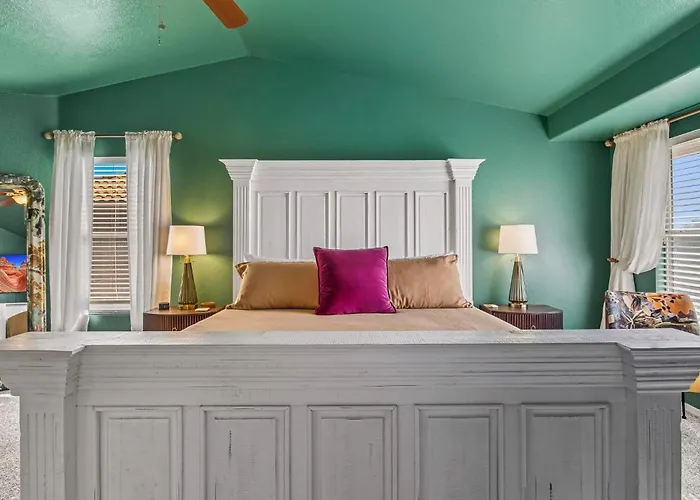 Holiday home Heated Pool, Hot Tub, Games & More!