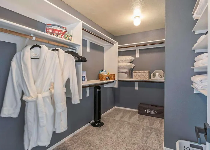 Holiday home Heated Pool, Hot Tub, Games & More! *