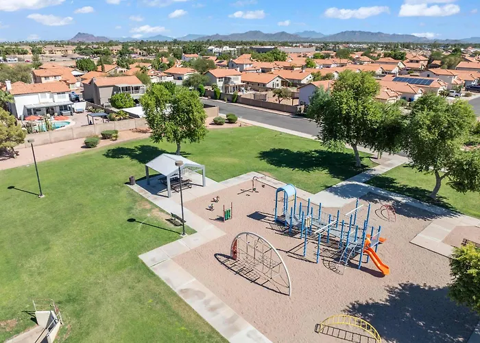 Heated Pool, Hot Tub, Games & More! Holiday home