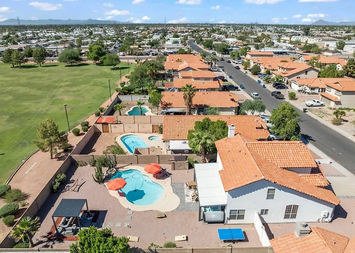 Heated Pool, Hot Tub, Games & More! Holiday home
