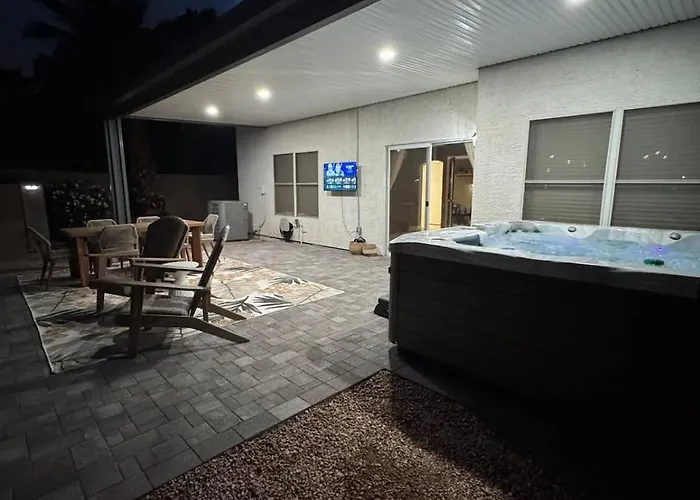 Heated Pool, Hot Tub, Games & More! Holiday home *